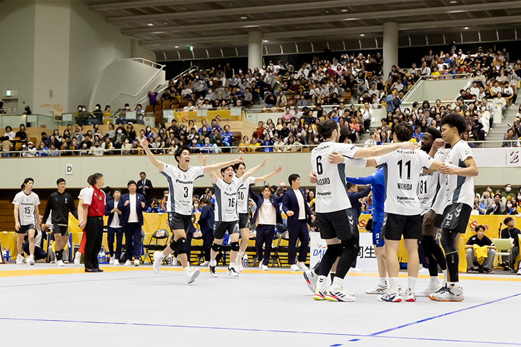 写真:コートに集まる選手たち