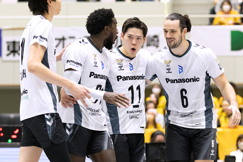 写真：コートに集まる選手たち