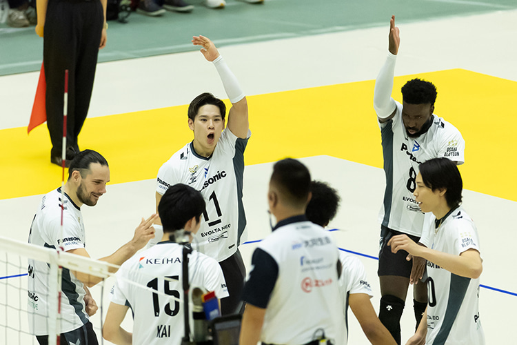 写真:コートに集まる選手たち