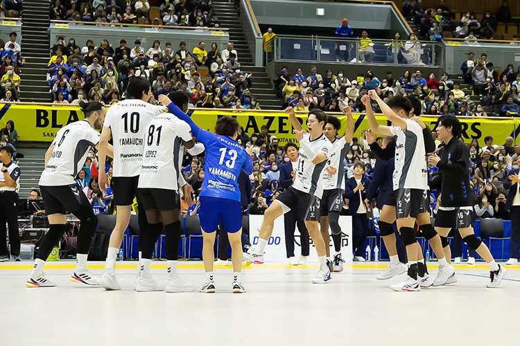 写真:コートに集まる選手たち