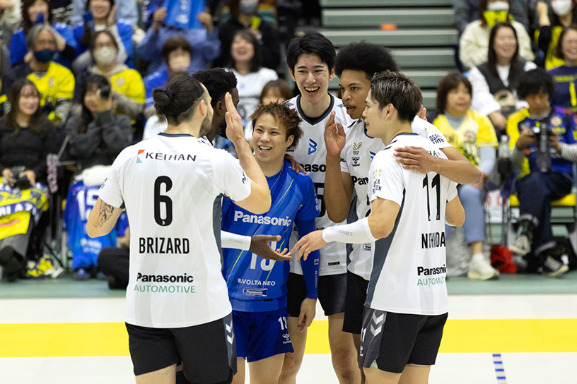 写真：コートに集まる選手たち