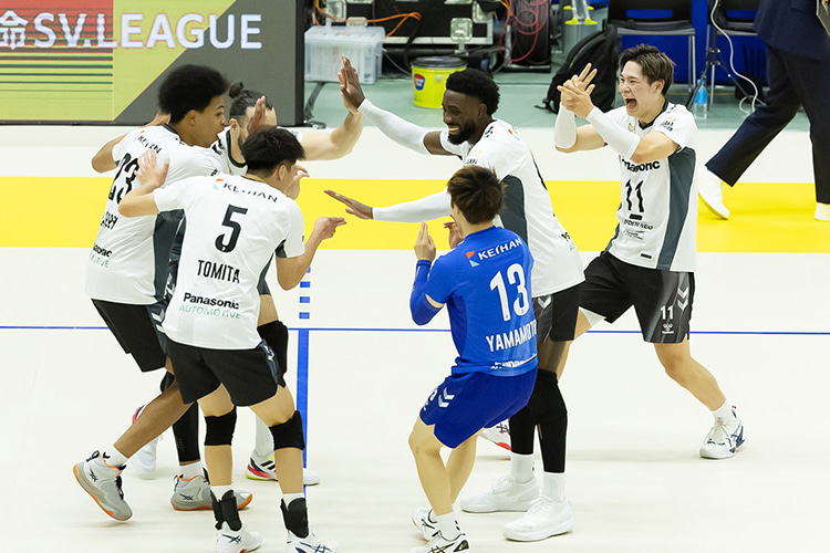 写真:コートに集まる選手たち