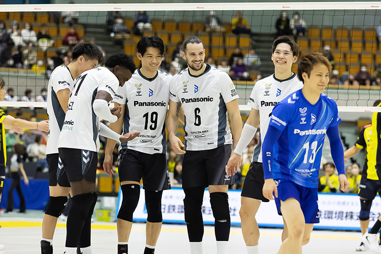 写真:コートに集まる選手たち