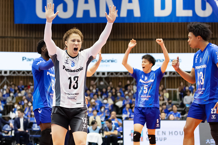 写真:コートに集まる選手たち