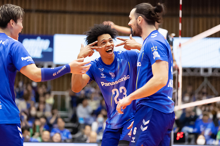 写真:写真:西田選手(左)、ラリー選手(中央)、ブリザール選手(右)