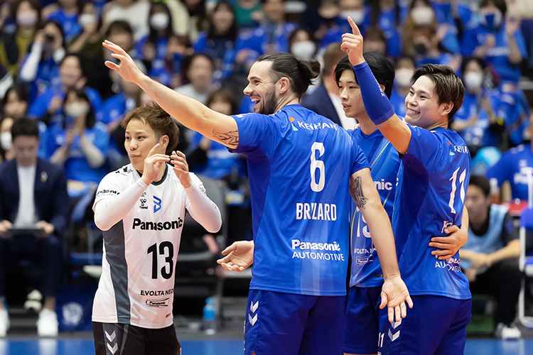 写真:コートに集まる選手たち