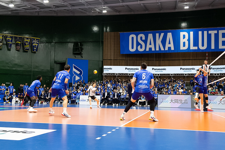 写真:コートに集まる選手たち