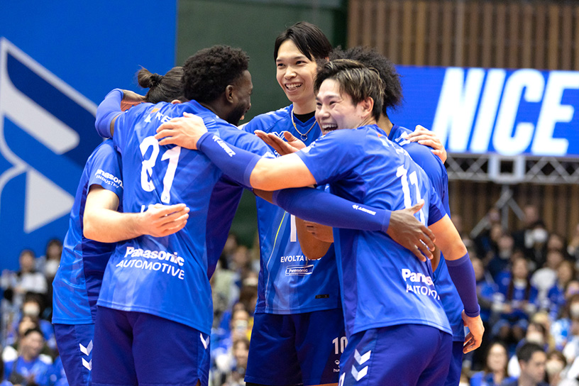 写真：コートに集まる選手たち