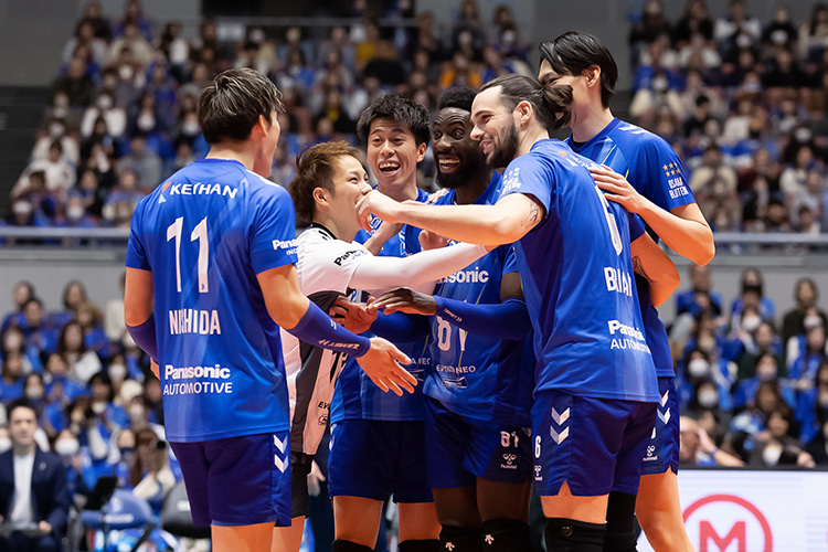 写真:コートに集まる選手たち