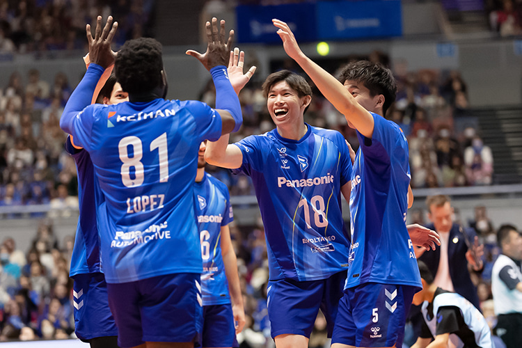 写真:コートに集まる選手たち