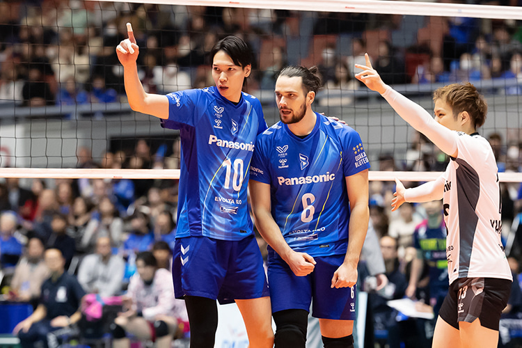 写真:山内選手(左)、ブリザール選手(中央)、山本選手(右)