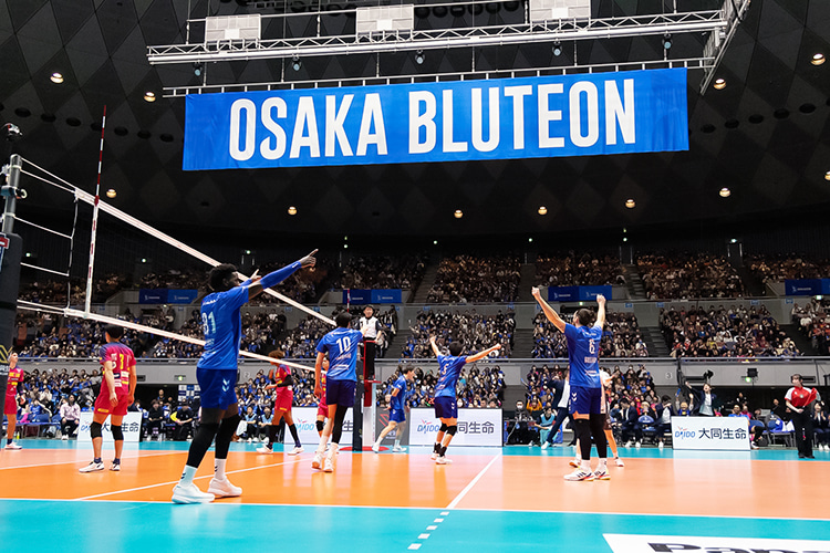 写真:コートに集まる選手たち