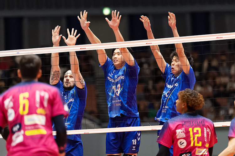 写真:コートに集まる選手たち