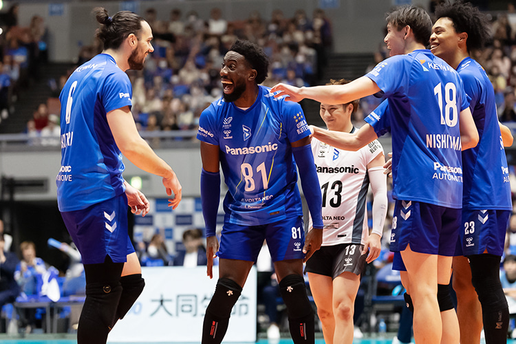 写真:コートに集まる選手たち