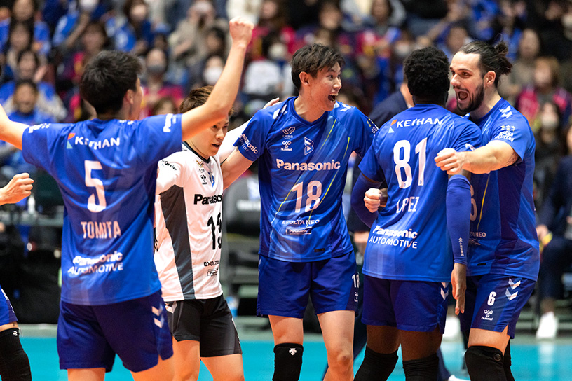 写真：コートに集まる選手たち