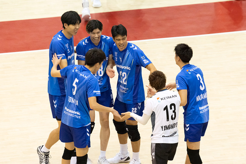 写真：コートに集まる選手たち