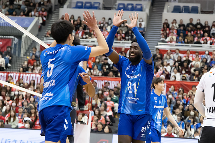 写真:富田選手(左)、ロペス選手(右)