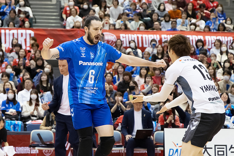 写真:ブリザール選手(左)、山本選手(右)