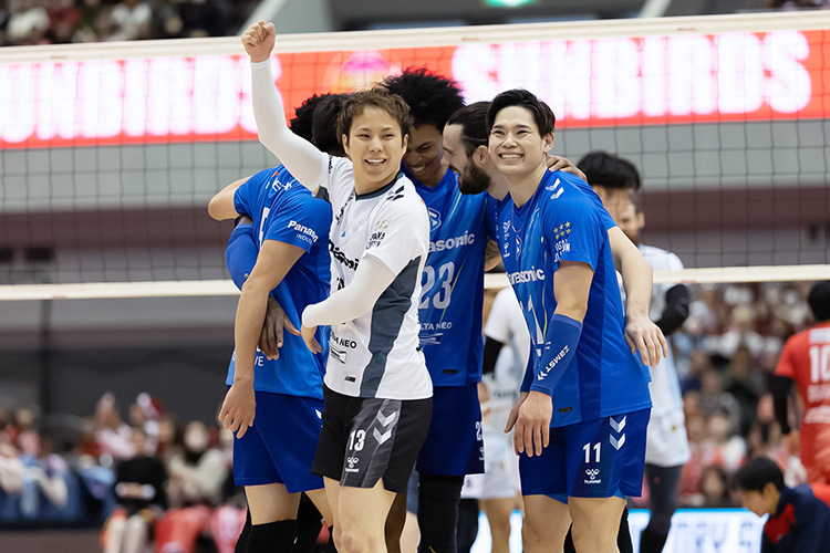 写真:コートに集まる選手たち