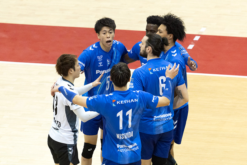 写真：コートに集まる選手たち