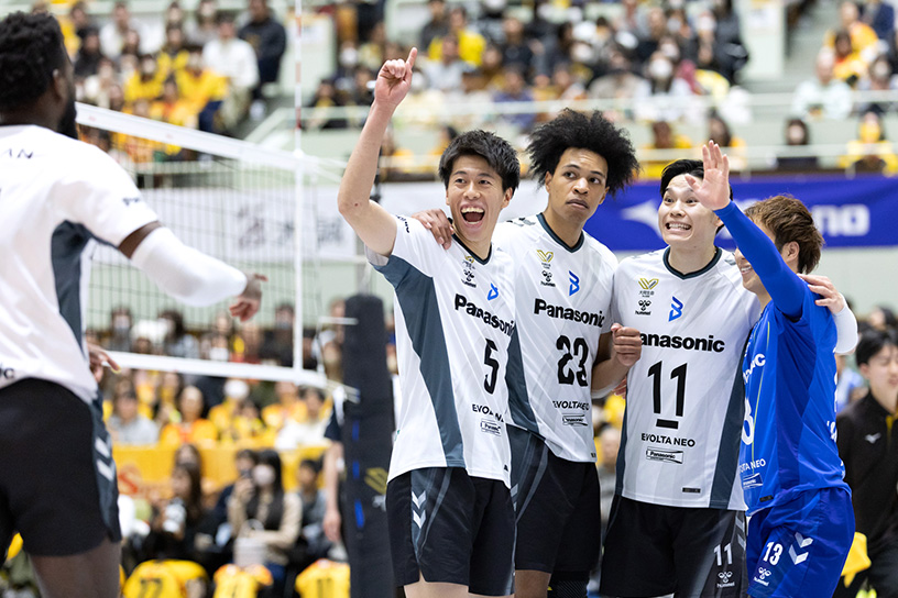 写真：コートに集まる選手たち