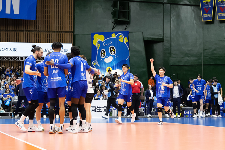 写真:コートに集まる選手たち