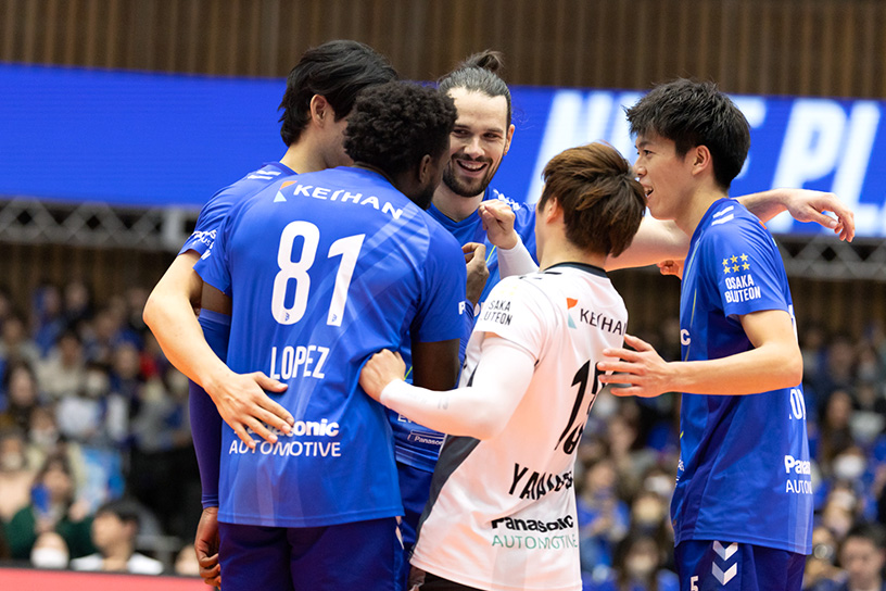 写真：コートに集まる選手たち