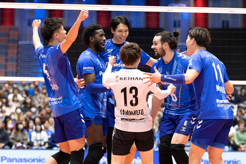 写真：コートに集まる選手たち