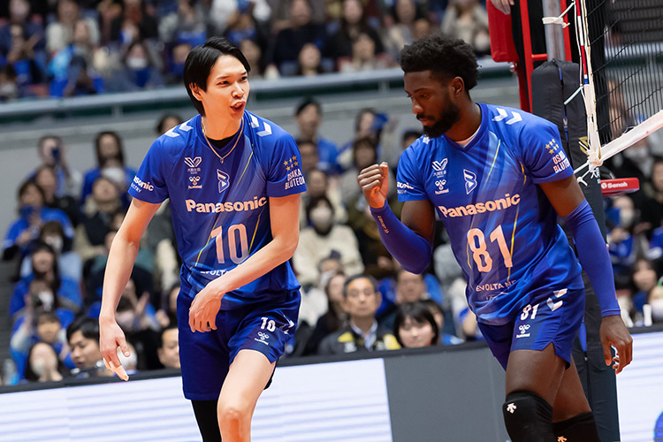 写真:山内選手(左)、ロペス選手(右)