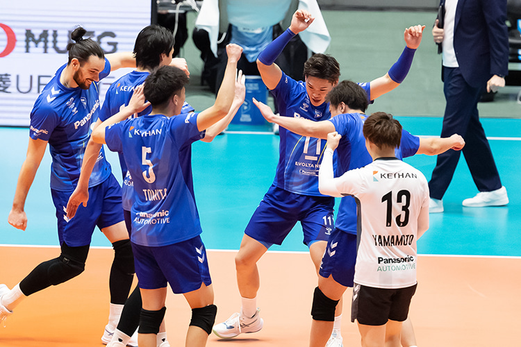 写真:コートに集まる選手たち