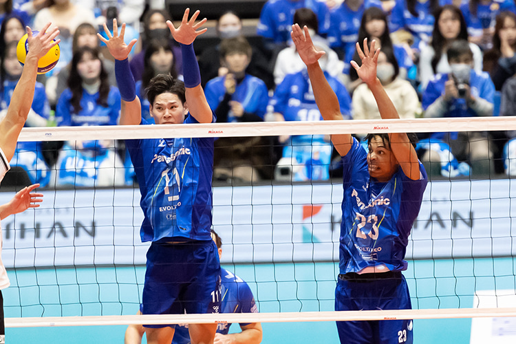 写真:西田選手(左)、ラリー選手(右)