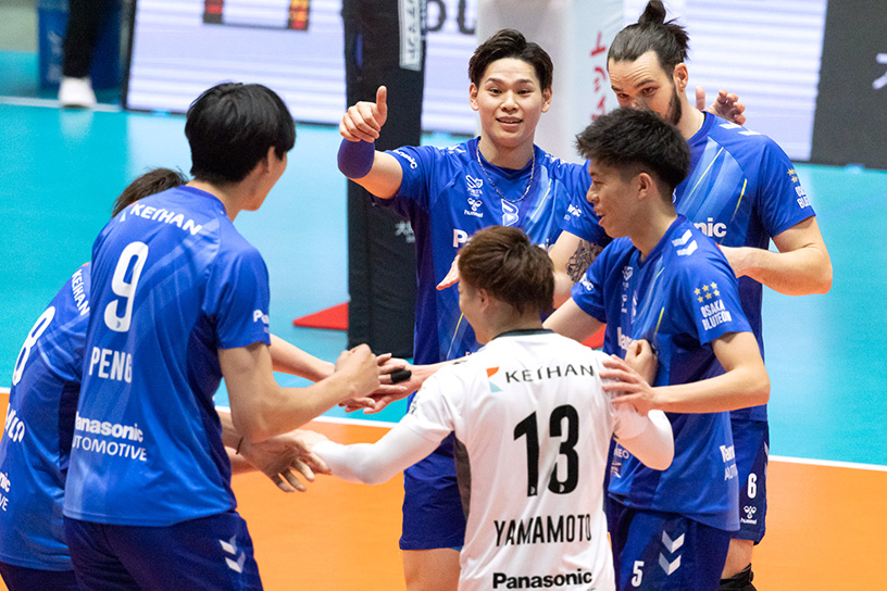 写真：コートに集まる選手たち