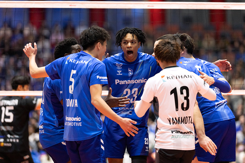 写真：コートに集まる選手たち