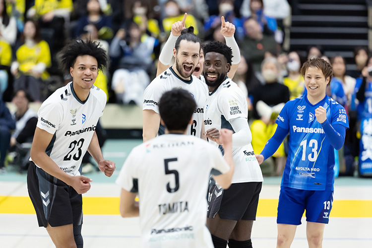 写真:コート上で喜ぶ選手たち