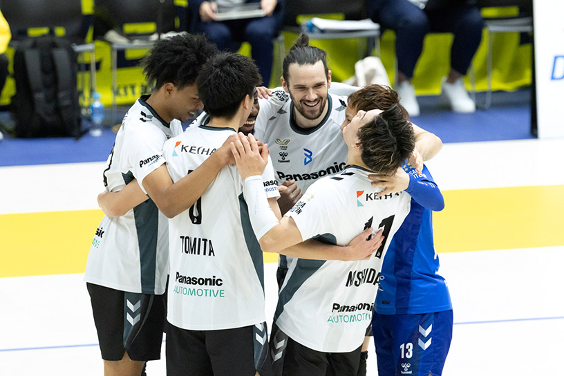 写真：コートに集まる選手たち