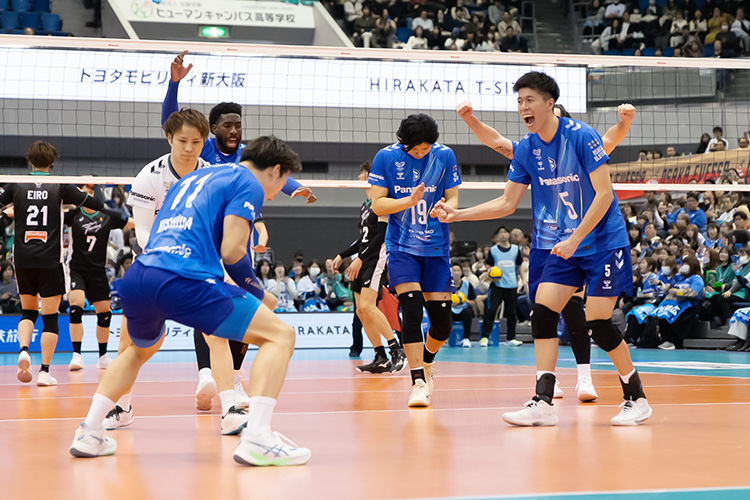 写真:コート上で喜ぶ選手たち