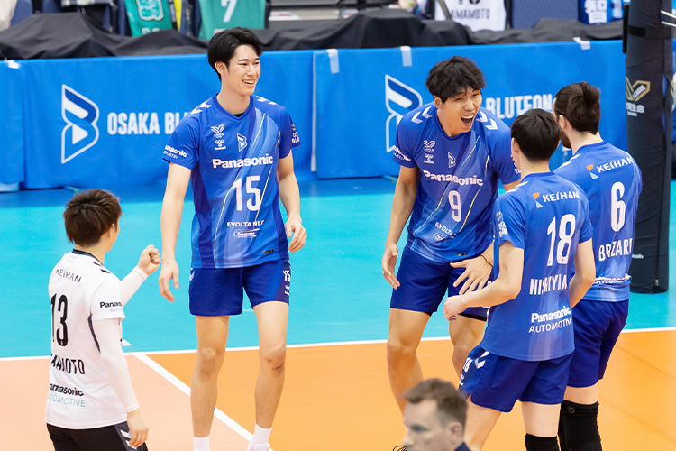 写真:コートに集まる選手たち