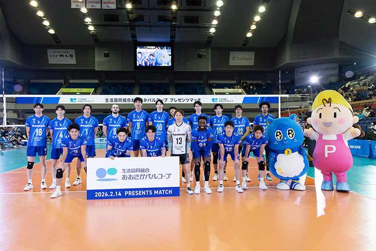 写真:選手、パピネス、おおさかパルコープのキャラクターパル子ちゃんとの集合写真