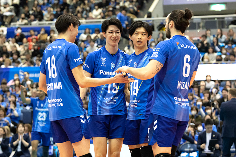 写真：コートに集まる選手たち