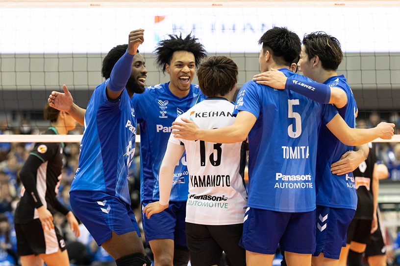 写真：コートに集まる選手たち