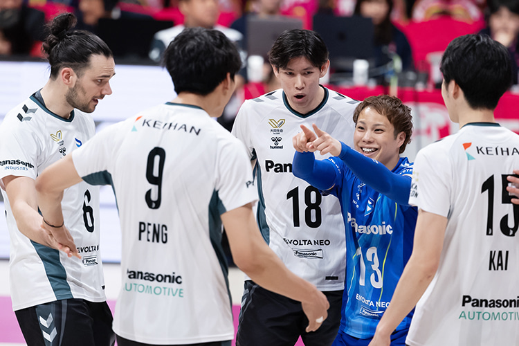 写真:コート上で喜ぶ選手たち