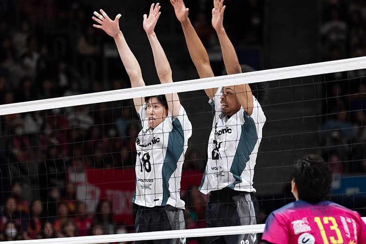 写真:西山選手(左)、ラリー選手(右)