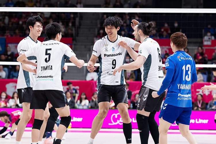 写真:コート上で喜ぶ選手たち