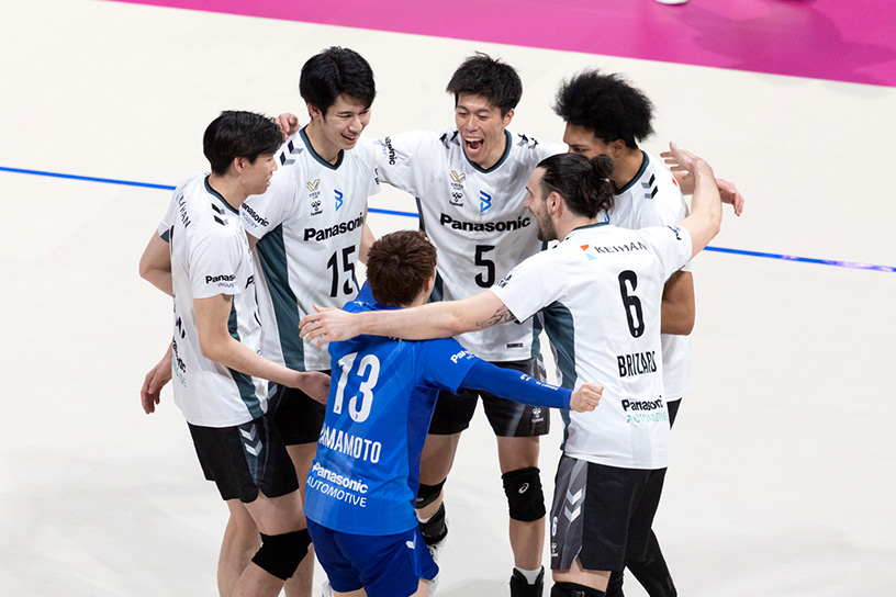 写真：コートに集まる選手たち