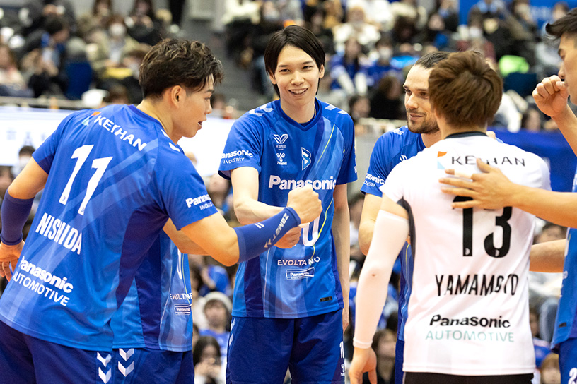 写真：コートに集まる選手たち