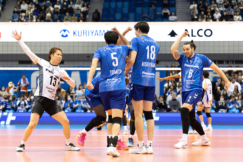 写真：コートに集まる選手たち