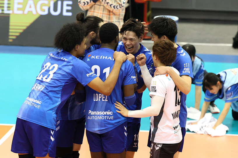 写真：コートに集まる選手たち