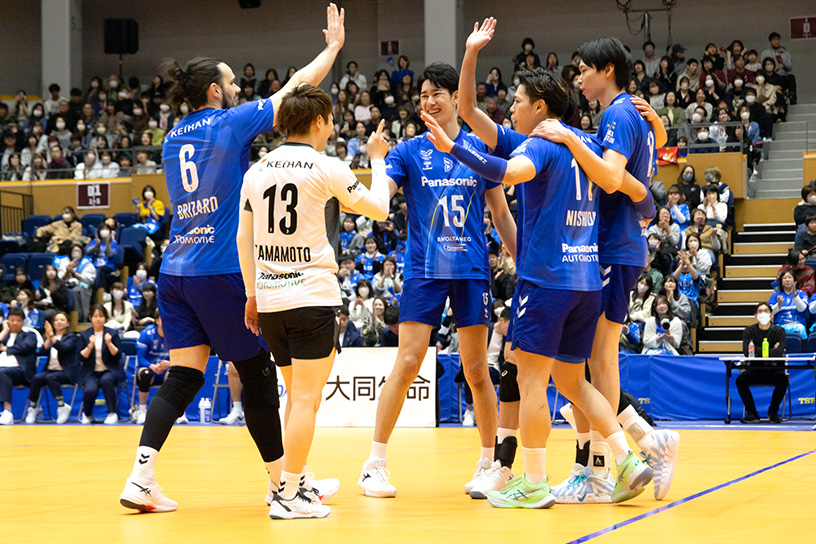 写真：コートに集まる選手たち