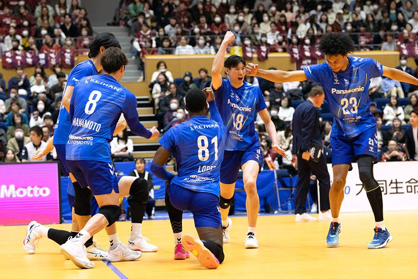 写真：コートに集まる選手たち