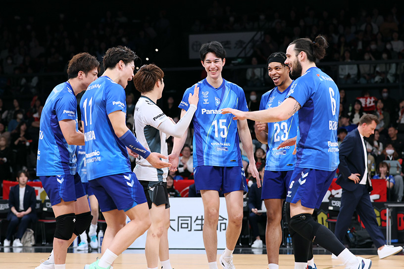 写真：コートに集まる選手たち